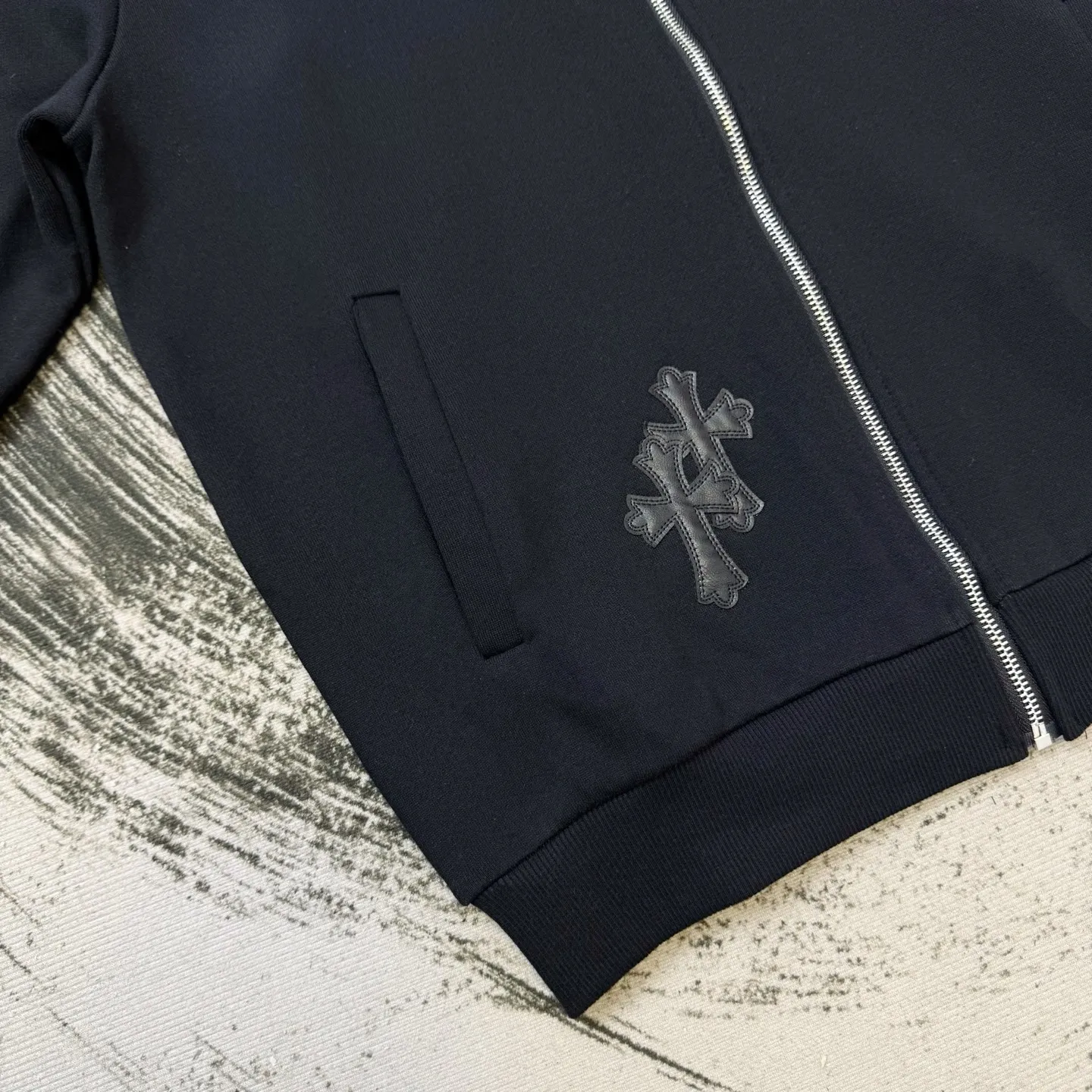 P310 Chrome Hearts Miami limited-edition horseshoe embroidered leather label hooded jacket, the same style at ChromeHearts counters. Made of 430g double-strand double yarn pure cotton terry fabric. The original custom hardware zippers are restored in place. The handle is very textured. Three-dimensional and atmospheric. Versatile and easy to wear in autumn. Simple and elegant. It adopts the os version. The upper body effect is great. Suitable for all body types. Soft and comfortable. CH Sanskrit embroidered letters on the front and large horseshoe Sanskrit leather label on the back. The small mark on the hem is the finishing touch. It is machine washable. It will not fade or deform. It has complete accessories. Original mold opening. Perfect restoration. ZP 2:1. Same style for men and women. Versatile and not picky. Size: s m l xl. Color: black